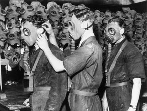 Tre menn med gassmasker, ca 1930-tallet av Unbekannt