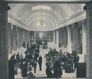 Tilbury passasjerbagasje undersøkt i en romslig ny bygning, 1937 av Unbekannt