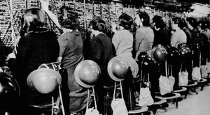 Å sitte der og fortsette som om ingenting skjedde utenfor var ikke lett, 1941 1942 av Unbekannt
