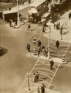 Trafikk og fotgjengere på Trafalgar Square, London, 1935. av Unbekannt