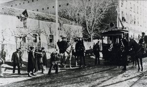 Sporveistreik i Madrid, sivilvakten anklager streikende som prøver å stoppe en trikkevei, publisert i magasinet "Nuevo Mundo", desember 1919 (s/hv-bilde) av Unbekannt