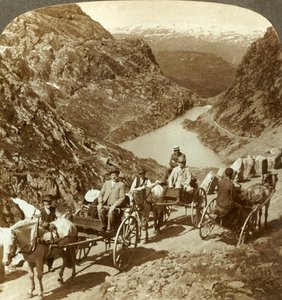 Reisende på fjellvei gjennom den ville ravinen i Seljestad, Norge, c1905. av Unbekannt