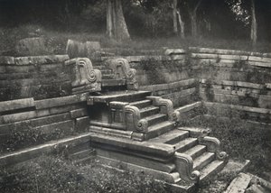 Trapper i en mursteinsbadedam, Anuradhapura, 1926 av Unbekannt