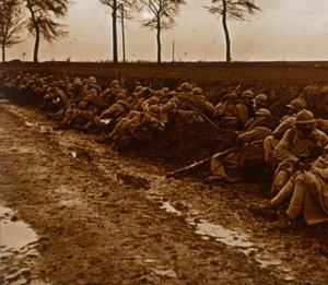 Tropper ved siden av veien, c1914-c1918 av Unbekannt