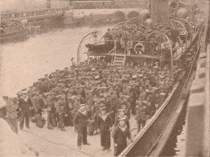 Tropper om bord på en kanaltransport, c1915 1928 av Unbekannt