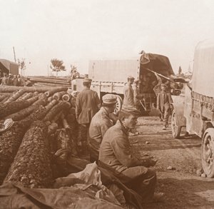 Lastebiler på Voie Sacrée, Verdun, Nord-Frankrike, c1914-c1918. av Unbekannt
