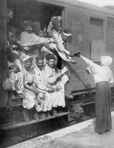 Tyrkiske geværmenn på vei til fronten med tog, 1914 av Unbekannt