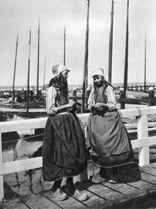To jenter på landingsscenen, Marken, Nederland, c1934 av Unbekannt