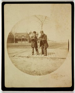 "To menn på en strandpromenade", vers 1890 av Unbekannt