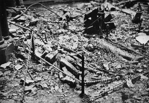 To av riddernes bilder i runden av Temple Church, sløyd av brann, 1941 av Unbekannt