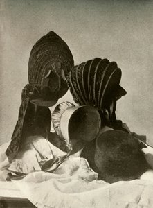 To silkekapper, ridehette, Quaker-panser, lue, hansker og skjørt, 1700-tallet, 1937. av Unbekannt