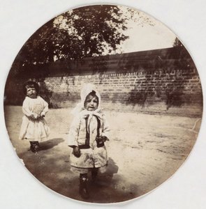 "To små barn som går langs en vegg", vers les annees 1890 av Unbekannt