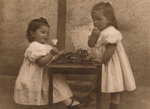 To unge jenter ved et bord, 1937. av Unbekannt
