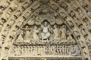 Tympanum til portalen til den siste dommen: dommens Kristus. Ved hans side, på hans knær, går Jomfru Maria og St. Johannes i forbønn for sjelers frelse. Amiens katedral, Amiens, Frankrike av Unbekannt