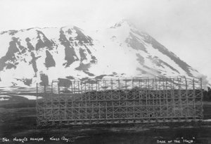 Umberto Nobiles hangar, base for luftskipet Italia, Kongsfjorden, Spitzbergen, Norge, 1929 av Unbekannt