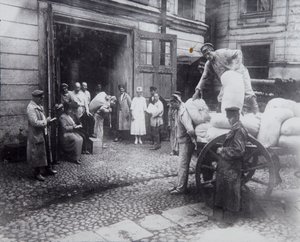 Lossing av mat, House of Scientists, Petrograd, Russland, c1920-c1924 av Unbekannt