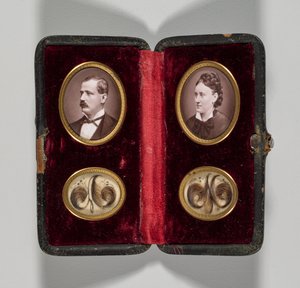 Uten tittel etui med portretter av mann og kvinne og hårpynt, ca. 1870-årene. av Unbekannt