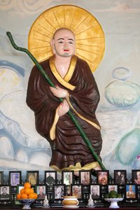 Van Hanh zen buddhistkloster. Buddhistmunk over vietnamesisk alter for forfedre. Ærkelsen av de døde. Dalat. Vietnam av Unbekannt