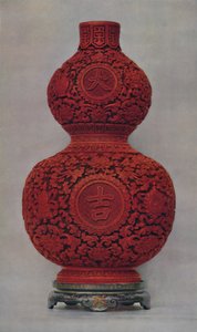Vase av utskåret rød lakk på olivengrønn grunn med stativ av flat lakk, 1928 av Unbekannt