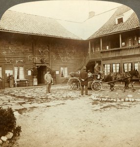 Victoria Hotel, utsmykket med reinsdyrgevir, på Kongsberg, i det ulendte Norge, c1905. av Unbekannt