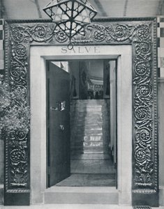 Utsikt inn i Sir L. Alma-Tademas Studio gjennom inngangsdøren, sent på 1800-tallet. av Unbekannt