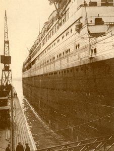 Utsikt over styrbord side av den majestetiske da hun kom inn i den flytende tørrdokken, c1930. av Unbekannt