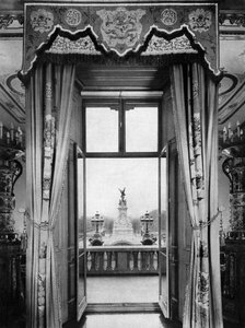 Utsikt over Victoria-monumentet fra innsiden av Buckingham Palace, London, 1935 av Unbekannt