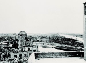 Utsikt over byen Hiroshima etter eksplosjonen av atombomben: ruin av Agricultural Exhibition Palace av Unbekannt