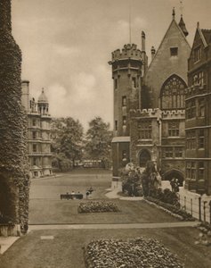 Utsikt over Middle Temple Gardens fra Fountain Court, c1935. av Unbekannt