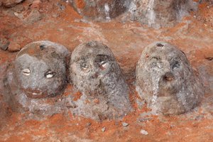 Voodoo-fetisjer ved inngangen til et kloster. Togoville, Togo av Unbekannt