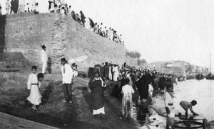 Venter på at troppene skal ankomme, Tigris-elven, Bagdad, Irak, 1917-1919 av Unbekannt