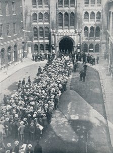 Venter på å komme inn i Guildhall for Mr. Asquiths første store oppfordring til våpenmøte, 1914 av Unbekannt