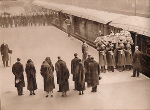 Ser på kisten, dekket av Royal Standard, 1936 av Unbekannt