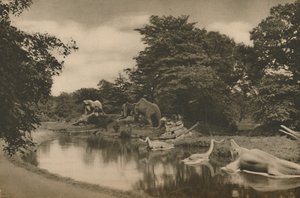 Der forhistoriens dyr lurer ved innsjøen på palassområdet, c1935. av Unbekannt