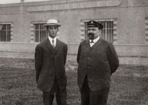 Wilbur Wright, amerikansk flyger, og Leon Bollee, fransk oppfinner og bilprodusent, 1908 av Unbekannt