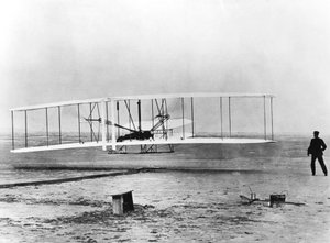 Wilbur og Orville Wright og det første motordrevne flyet, North Carolina, 17. desember 1903 av Unbekannt