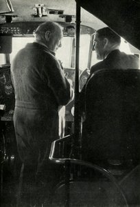 Winston Churchill snakker med kaptein Shakespeare på flybåten Berwick, c1939-c1944 1946. av Unbekannt