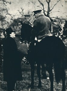 Med kong George V ved militære øvelser, 1913, 1945. av Unbekannt