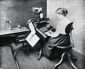 Kvinnelig operatør på monotype-tastatur, 1917 av Unbekannt