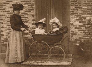 Kvinne og barn i barnevogn, 1937 av Unbekannt
