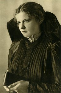 Kvinne i tradisjonell drakt, Øvre Østerrike, c1935. av Unbekannt