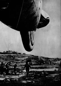 Kvinne fra WAAF som håndterer en sperreballong, 1943 av Unbekannt