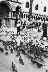 Kvinne omgitt av duer, Markusplassen, Venezia, Italia, 1938 av Unbekannt