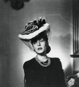 Kvinne iført hatt og slør av den franske motedesigneren Jacques Fath, Frankrike, 1943 av Unbekannt