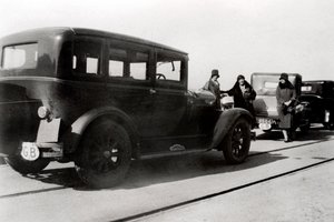 Kvinner og parkerte biler, 1930 av Unbekannt