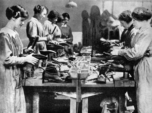 Kvinnelige skomakere som reparerer fottøy til krigsinnsatsen, 1914–1918 1936 av Unbekannt