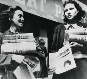 Kvinner som selger tyske aviser, tysk-okkuperte Paris, 19. juli 1940 av Unbekannt