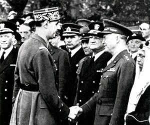 2. verdenskrig: De Gaulle hilser på Eisenhower, 1944 av Unbekannt