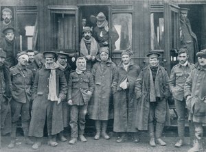 Sårede engelske tropper på vei til et basesykehus, c1914 av Unbekannt