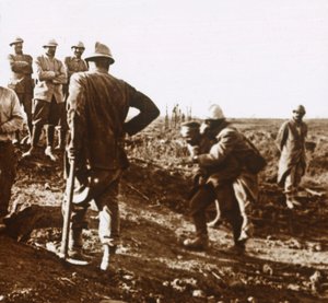 Såret soldat, Haute Chevauchée, Nord-Frankrike, c1914-c1918 av Unbekannt
